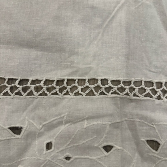 Elegant White Lace Tablecloth - Picture 2 of 9